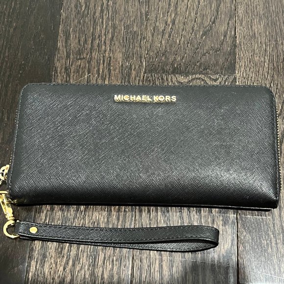 Michael Kors Handbags - USED Michael Kors Clutch